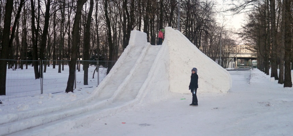 Во дворах разрешили строить горки из снега